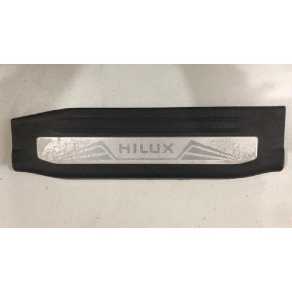 Soleira De Porta C/ Emblema Tras Direito Toyota Hilux 12/15