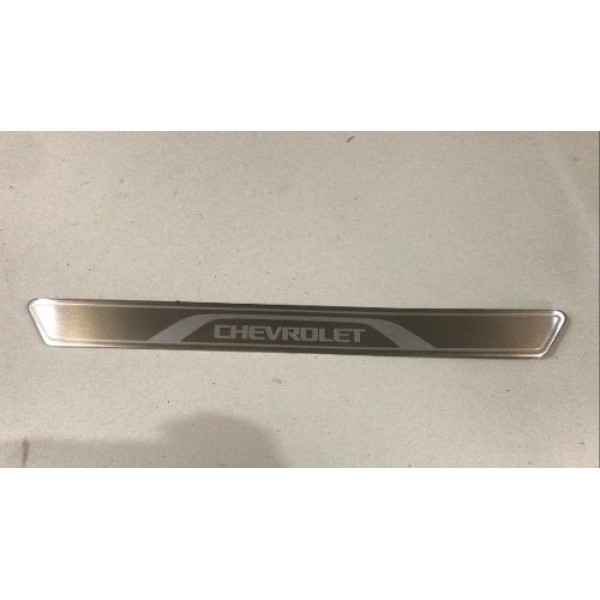 Emblema Pisante Porta Dianteira Chevrolet Tracker 2015